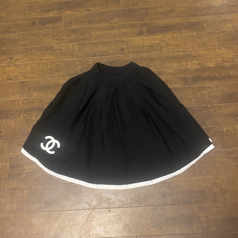 Black pleated skirt - Picture 5 of 7